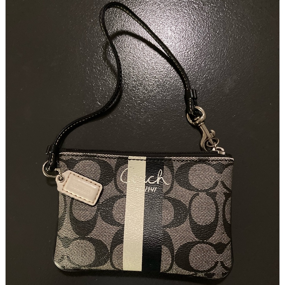 🌟Authentic Signature Coach wristlet in excellent used condition, 4”x 6”🌟